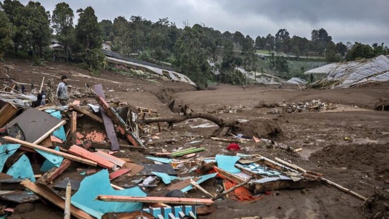 Longsor Cisarua Bandung Barat Tewaskan 25 Jiwa, 65 Warga Masih Hilang Longsor Cisarua Bandung Barat Tewaskan 25 Jiwa, 65 Warga Masih Hilang