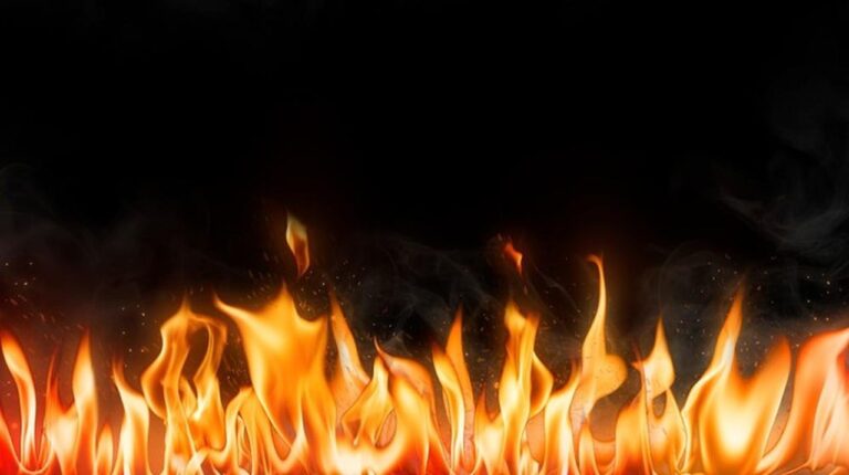 Api Melalap Rumah Tinggal di Tebet, 22 Unit Damkar Berjibaku Padamkan Api