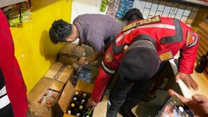Polisi Sita Ratusan Botol Miras dan Tuak dalam Razia Warung di Serang