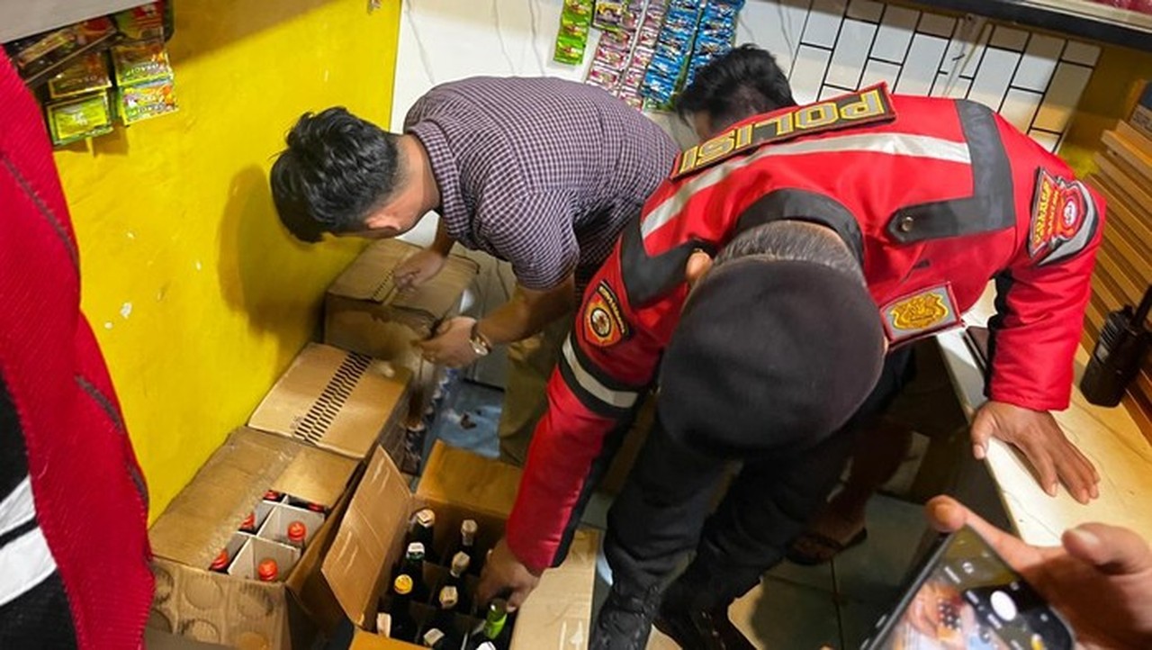 Polisi Sita Ratusan Botol Miras dan Tuak dalam Razia Warung di Serang