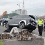 Mobil Listrik Oleng dan Tabrak Pembatas Jalan di Kalibata, Lalin Jaksel Sempat Macet Parah