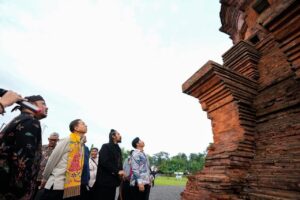 Menbud Fadli Zon Tinjau Candi Jabung, Dorong Pelestarian Budaya Majapahit Berkelanjutan