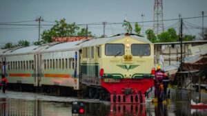 Banjir Melanda, KAI Berikan Refund 100% Tiket Kereta Api untuk Penumpang Terdampak