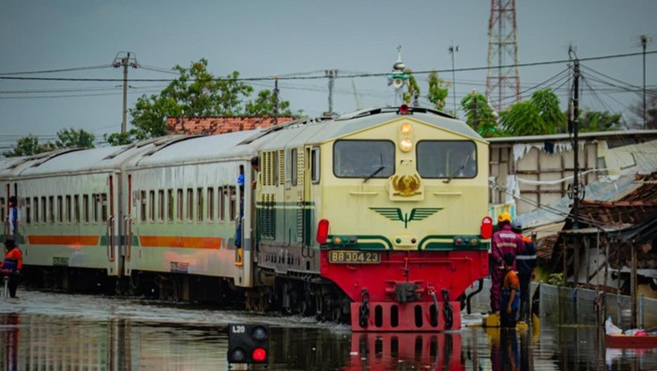 Banjir Melanda, KAI Berikan Refund 100% Tiket Kereta Api untuk Penumpang Terdampak