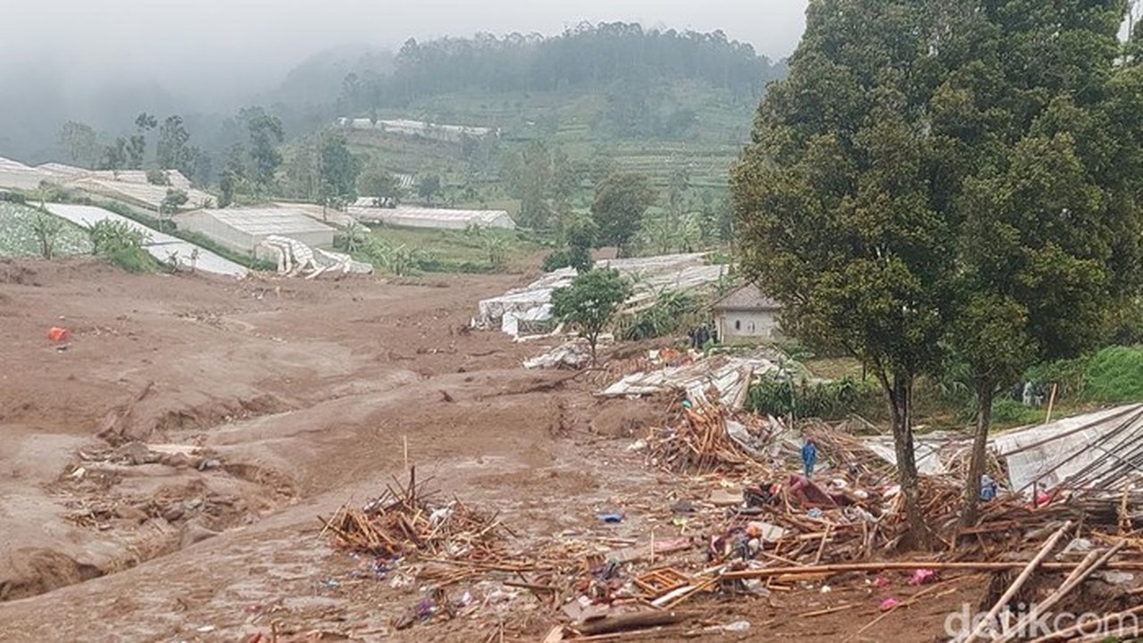 Tiga Anggota Keluarga Ditemukan Tewas Berangkulan Akibat Longsor Cisarua