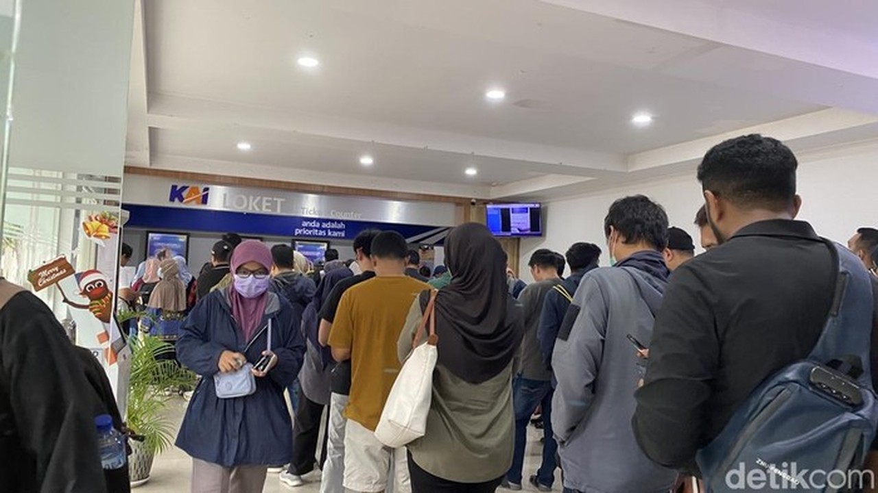 Banjir Pekalongan Lumpuhkan Perjalanan KA, Penumpang Padati Stasiun Semarang Tawang