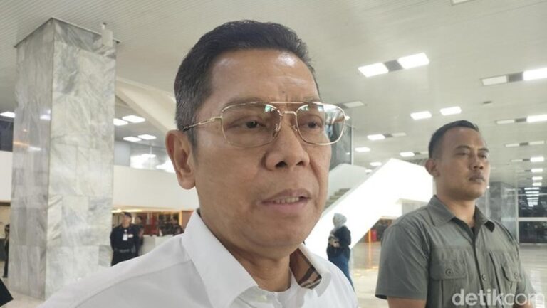 Adies Kadir Disetujui Jadi Hakim MK, Siap Mundur dari Jabatan Wakil Ketua DPR Adies Kadir Disetujui Jadi Hakim MK, Siap Mundur dari Jabatan Wakil Ketua DPR