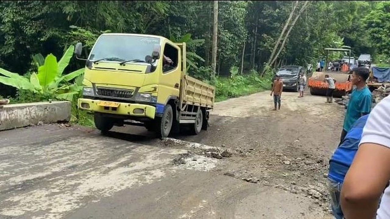 Tanah Bergerak Picu Amblasnya Jalan Raya Lebak Sedalam 5 Meter, Lalu Lintas Terganggu