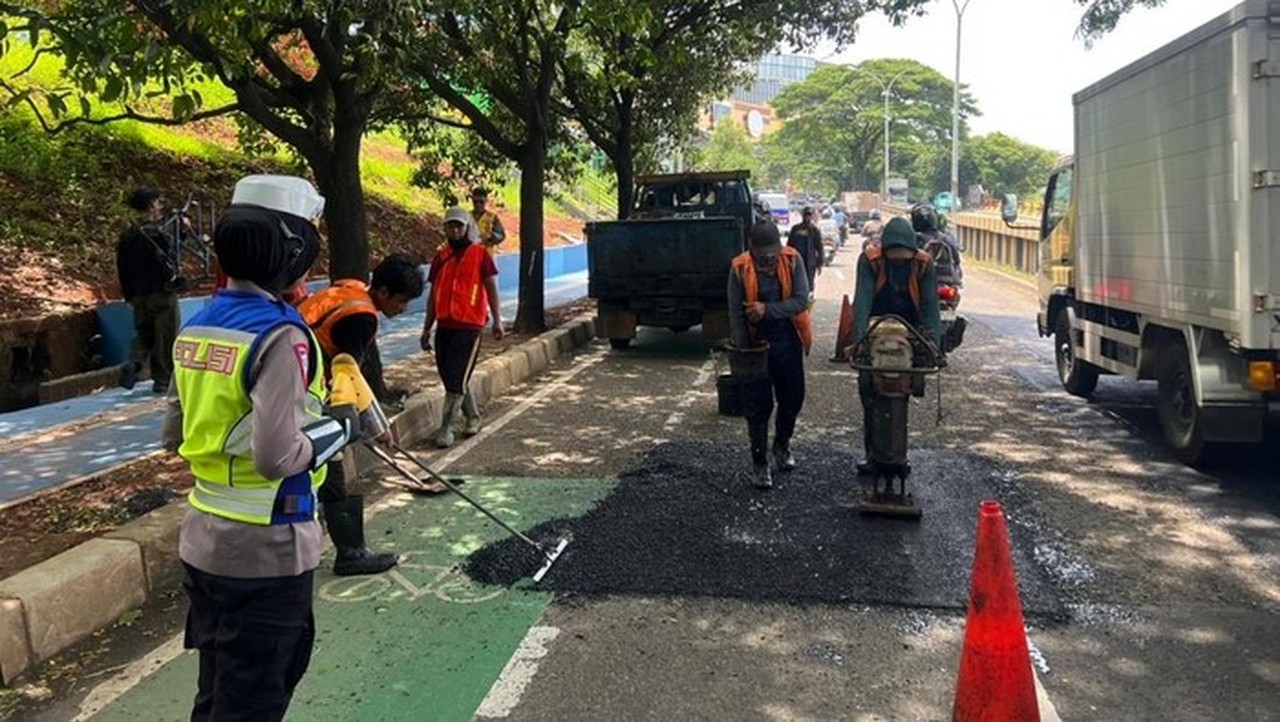Jalan Juanda Depok Berlubang Sebabkan Kecelakaan, Polisi dan PUPR Segera Lakukan Perbaikan