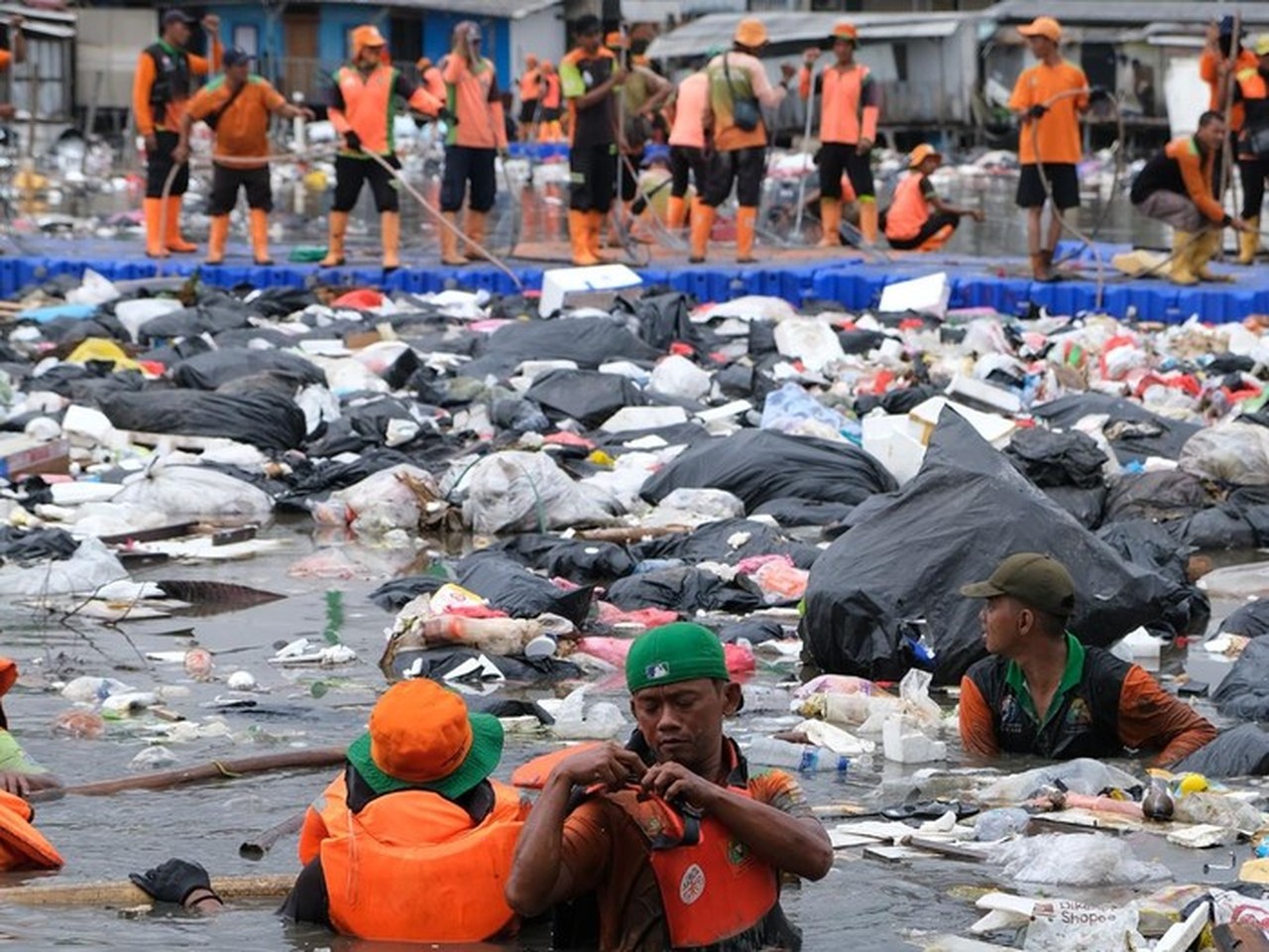 DLH Ungkap Oknum Swasta Buang 137 Ton Sampah Cemari Laut Muara Baru Jakarta Utara