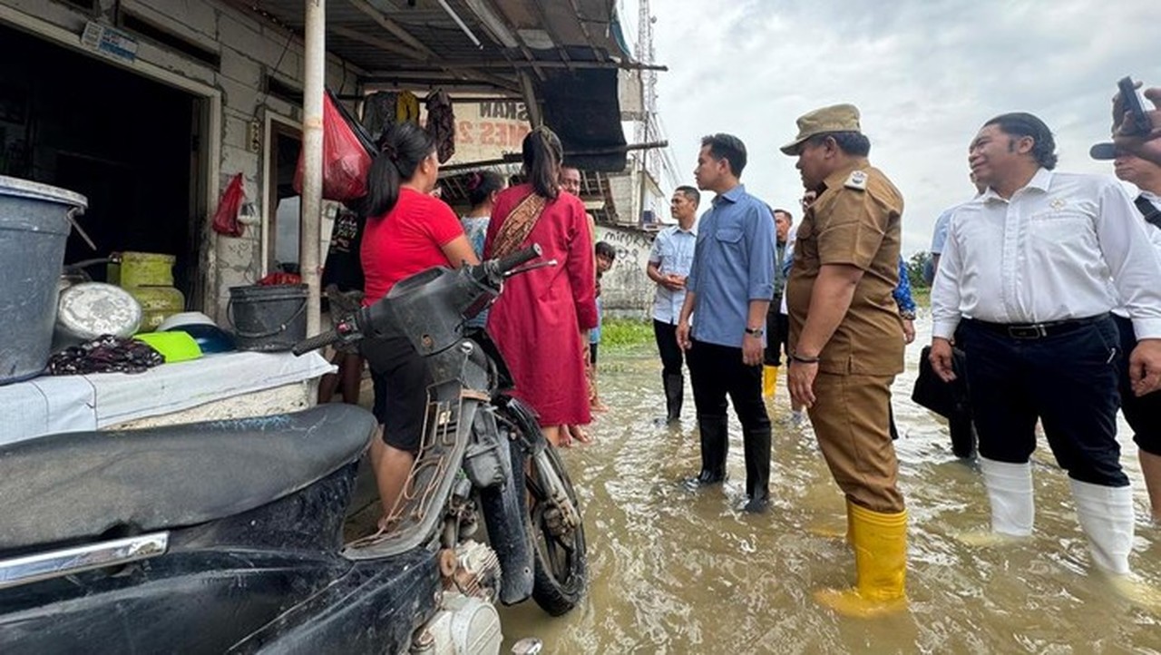 Wapres Gibran Tinjau Banjir Tambun Bekasi, Perintahkan Pimpinan Daerah Turun Langsung Wapres Gibran Tinjau Banjir Tambun Bekasi, Perintahkan Pimpinan Daerah Turun Langsung