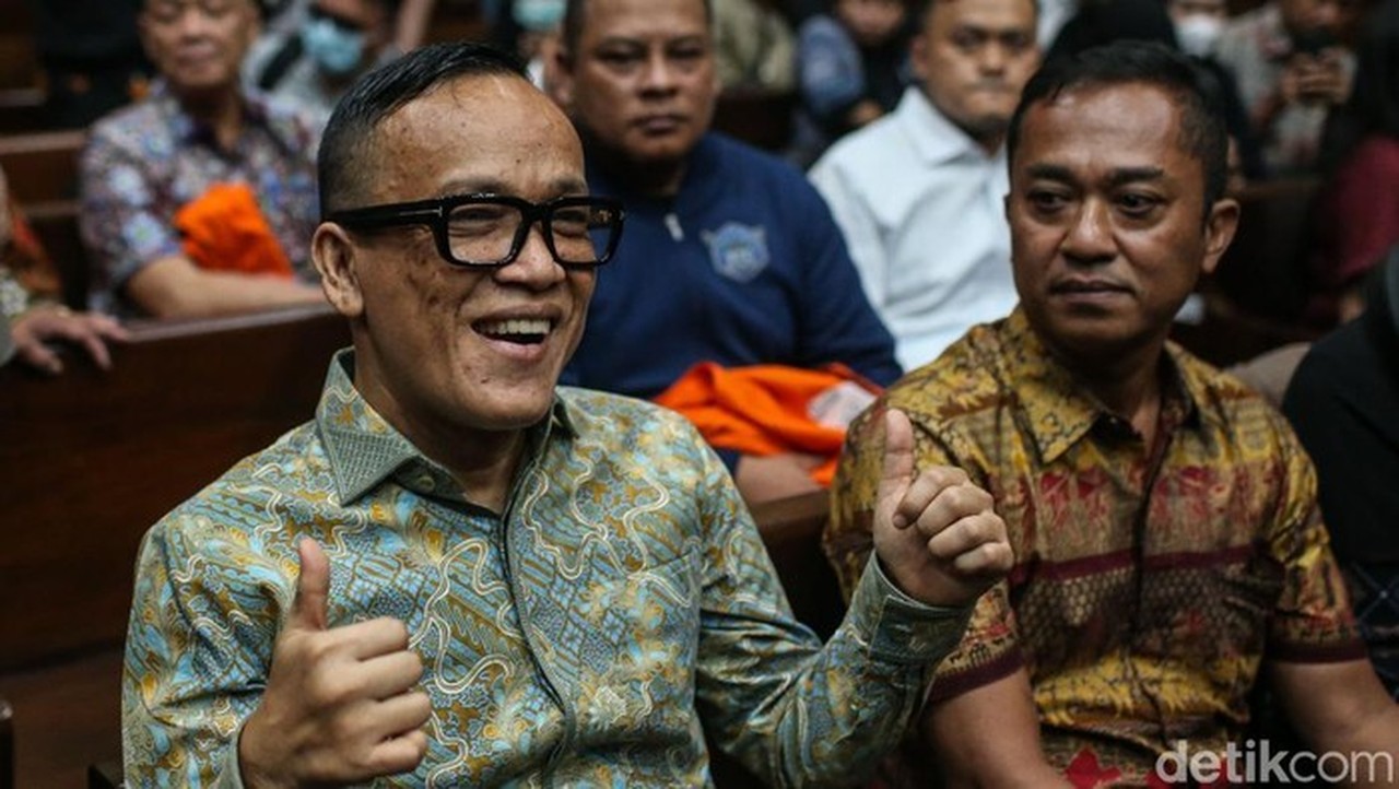 Eks Wamaker Immanuel Ebenezer Didakwa Terima Gratifikasi Rp 3,3 Miliar dan Motor Ducati Eks Wamaker Immanuel Ebenezer Didakwa Terima Gratifikasi Rp 3,3 Miliar dan Motor Ducati