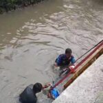 Motor Nyemplung ke Kali Cileungsi Bogor Akibat Tali Gas Bermasalah, Pengendara Selamat