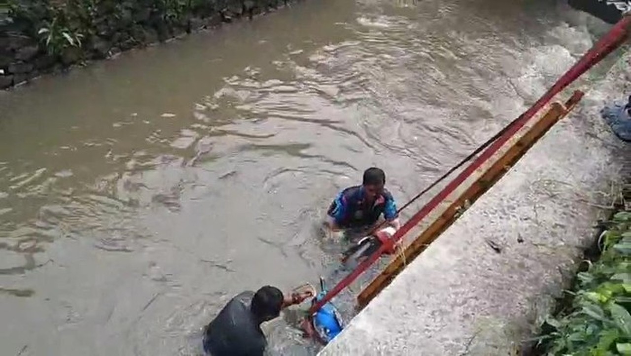 Motor Nyemplung ke Kali Cileungsi Bogor Akibat Tali Gas Bermasalah, Pengendara Selamat