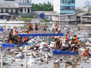 DLH Angkut 137 Ton Sampah dari Pesisir Tanggul Laut Muara Baru, Jakarta Utara