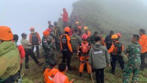 Pesawat ATR Jatuh di Pangkep, Evakuasi Korban Terkendala Cuaca dan Medan Terjal