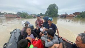 Banjir Bekasi: Brimob Polda Metro Jaya Evakuasi Ratusan Warga Terdampak Luapan Kali Ulu