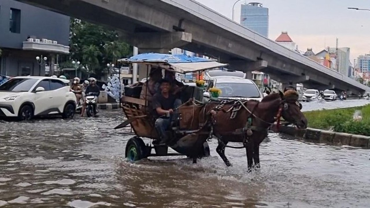 Banjir Kelapa Gading Jadi Rezeki Nomplok Kusir Delman, Sekali Angkut Rp 100 Ribu