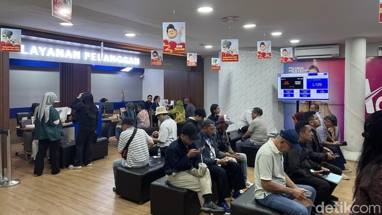 Banjir Lumpuhkan Jalur Kereta, Penumpang Tegal-Jakarta Terpaksa Carter Mobil