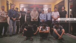 Pak Ogah Raup Untung di Exit Tol Rawa Buaya yang Ditutup Rantai