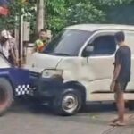 Sopir Mengantuk, Mobil Gran Max Nyemplung ke Kali di Depok Saat Dini Hari