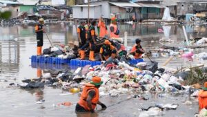DLH DKI Jakarta Ancam Proses Hukum Pelaku Pembuangan Sampah Liar di Laut Muara Baru
