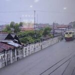 Banjir Lumpuhkan Jalur Kereta, Penumpang Beralih Sewa Mobil dan Travel