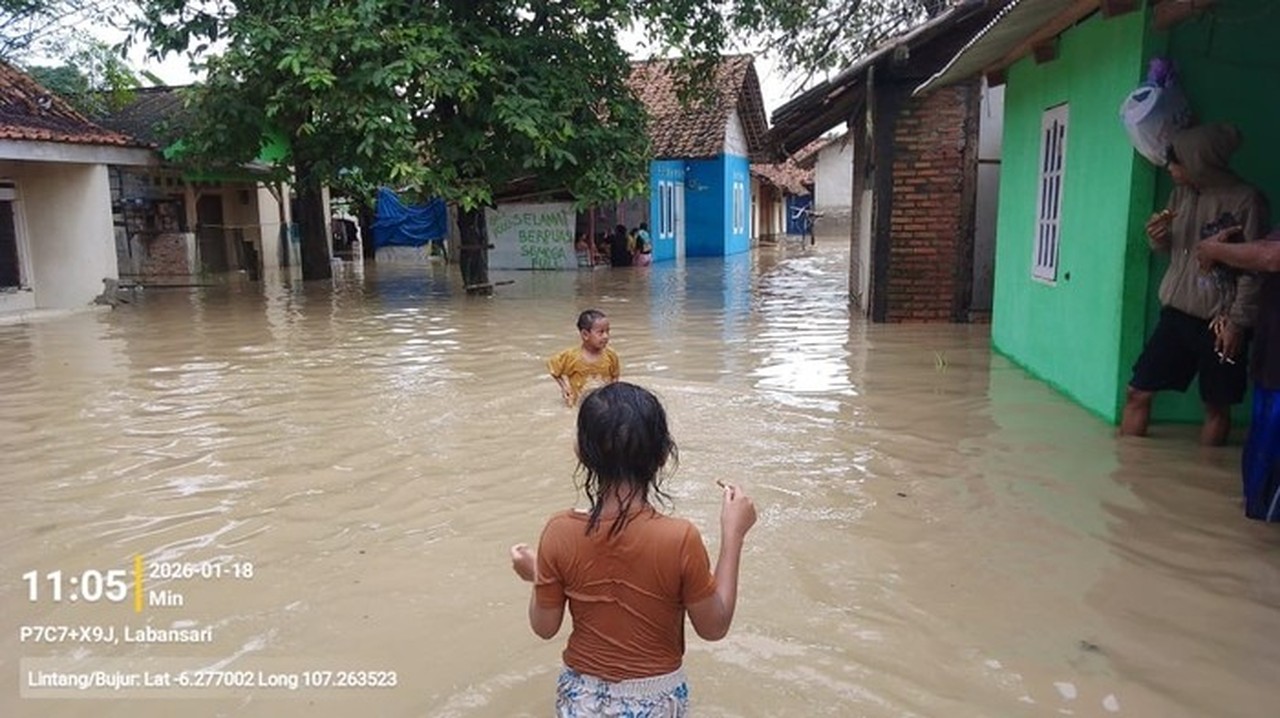 Kemensos Kirim Bantuan Logistik untuk Ribuan Korban Banjir di Bekasi