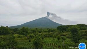 Gunung Ile Lewotolok Erupsi 99 Kali, 27 Desa di Lembata Terpapar Abu Vulkanik