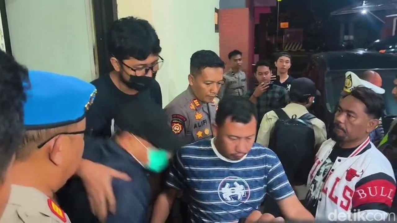 Bupati Pati Sudewo Dibawa ke Semarang Usai Diperiksa KPK Terkait OTT di Polres Kudus Bupati Pati Sudewo Dibawa ke Semarang Usai Diperiksa KPK Terkait OTT di Polres Kudus