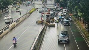 Truk Hilang Kendali Tabrak Pembatas Jalan di Casablanca, Lalu Lintas Arah Tanah Abang Padat