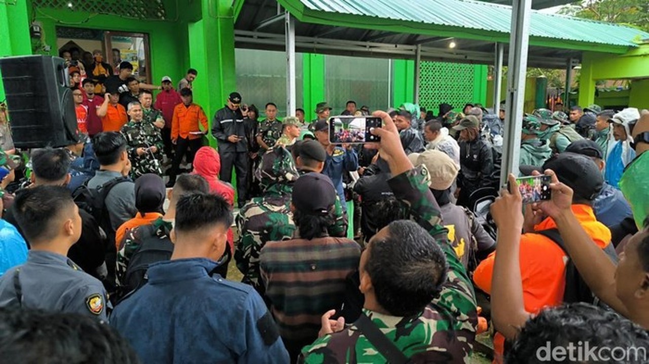 Pencarian ATR 42-500 Hari Keempat: 500 Personel Gabungan Dikerahkan ke Gunung Bulusaraung Pencarian ATR 42-500 Hari Keempat: 500 Personel Gabungan Dikerahkan ke Gunung Bulusaraung