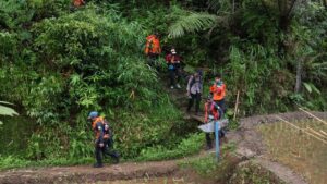 Tim SAR Berhasil Evakuasi Satu Korban Pesawat ATR 42-500 yang Jatuh di Gunung Pangkep