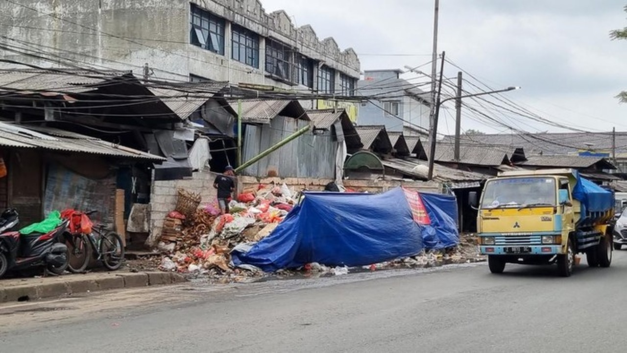 Status Darurat Berakhir, Tumpukan Sampah Masih Menggunung di Ciputat Tangerang Selatan