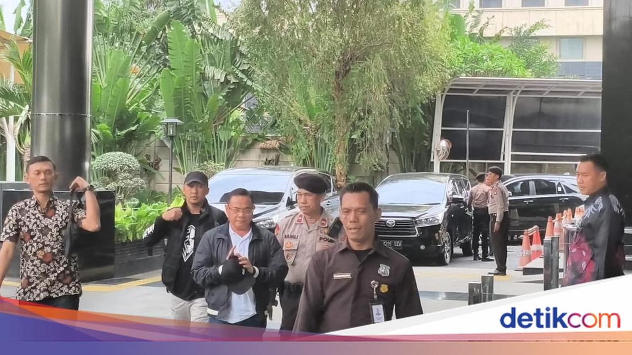 Bupati Pati Sudewo Tiba di Gedung KPK Usai Terjaring Operasi Tangkap Tangan