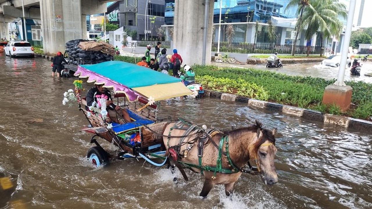 Banjir 30 Cm di Kelapa Gading, Motor Mogok Namun Delman Tetap Melaju