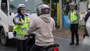 Polisi Tindak Tegas Pengendara Lawan Arah di Lebak Bulus, Pelaku Minta Maaf