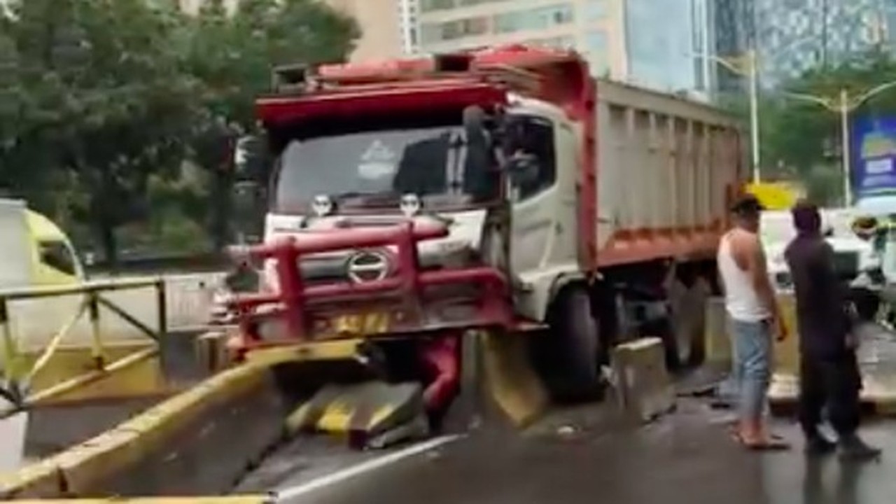 Truk Tabrak Pembatas Jalan Casablanca, Lalu Lintas Jakarta Selatan Macet Parah Truk Tabrak Pembatas Jalan Casablanca, Lalu Lintas Jakarta Selatan Macet Parah