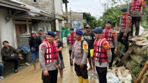 Brimob Polda Metro Bergerak Cepat Tangani Tanggul Jebol di Muara Gembong, Bekasi