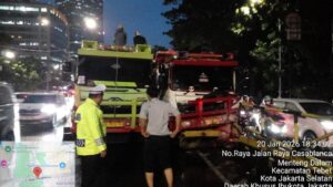 Truk Tabrak Pembatas Jalan di Casablanca, Jakarta Selatan, Picu Kemacetan Parah