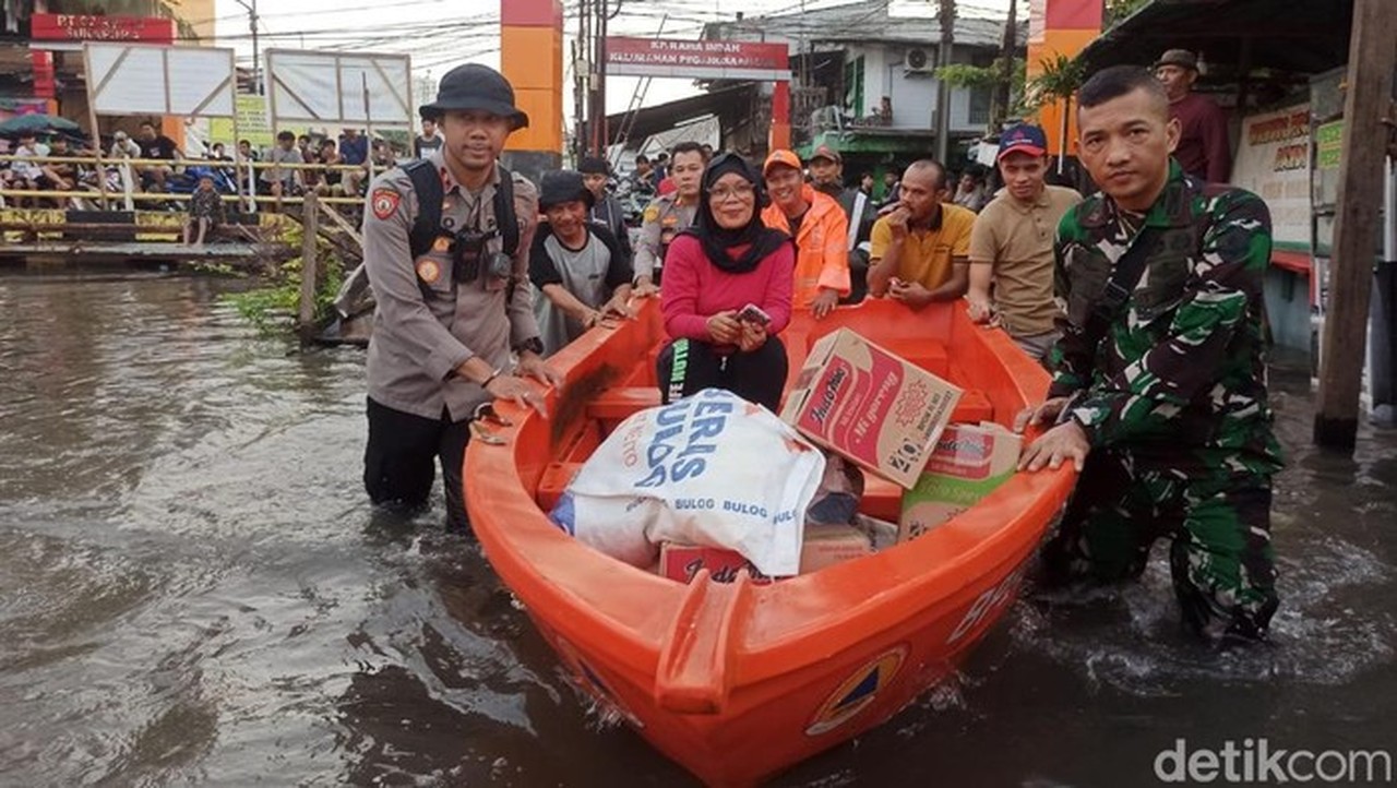 Banjir 50-60 Cm Landa Pegangsaan Dua Jakut, Warga Terpaksa Gunakan Perahu Banjir 50-60 Cm Landa Pegangsaan Dua Jakut, Warga Terpaksa Gunakan Perahu