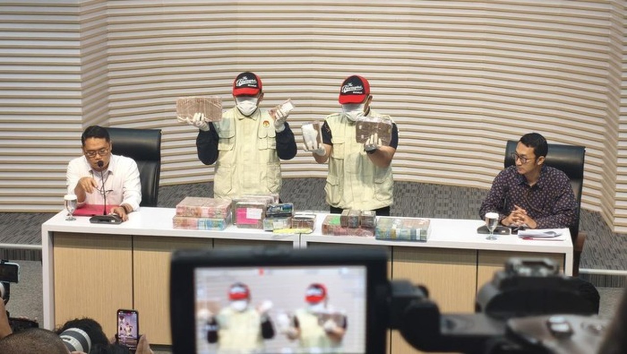 KPK Ungkap Bupati Pati Sudewo Simpan Duit Pemerasan Rp 2,6 Miliar dalam Karung KPK Ungkap Bupati Pati Sudewo Simpan Duit Pemerasan Rp 2,6 Miliar dalam Karung