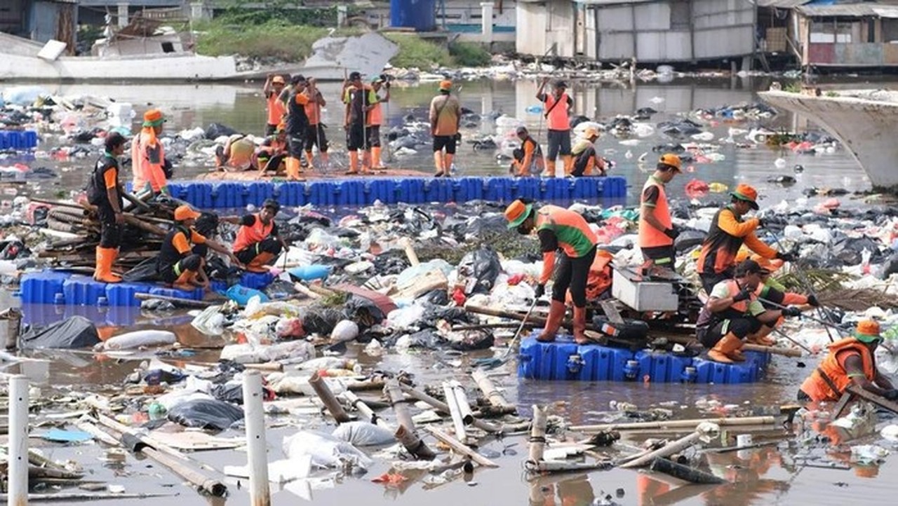 Ratusan Ton Sampah di Muara Baru Jakut, DPRD DKI Desak Pelaku Diberi Sanksi Tegas Ratusan Ton Sampah di Muara Baru Jakut, DPRD DKI Desak Pelaku Diberi Sanksi Tegas