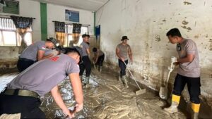 Satbrimob Polda Banten Bersih-bersih Sekolah dan Salurkan Al-Qur’an Pascabanjir di Aceh Utara