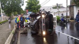 Truk Terbalik Setelah Tabrak Separator Busway di Kebon Jeruk, Jakarta Barat