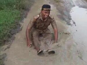 Kades Sragen Mandi Lumpur di Jalan Rusak, Protes Keterlambatan Perbaikan