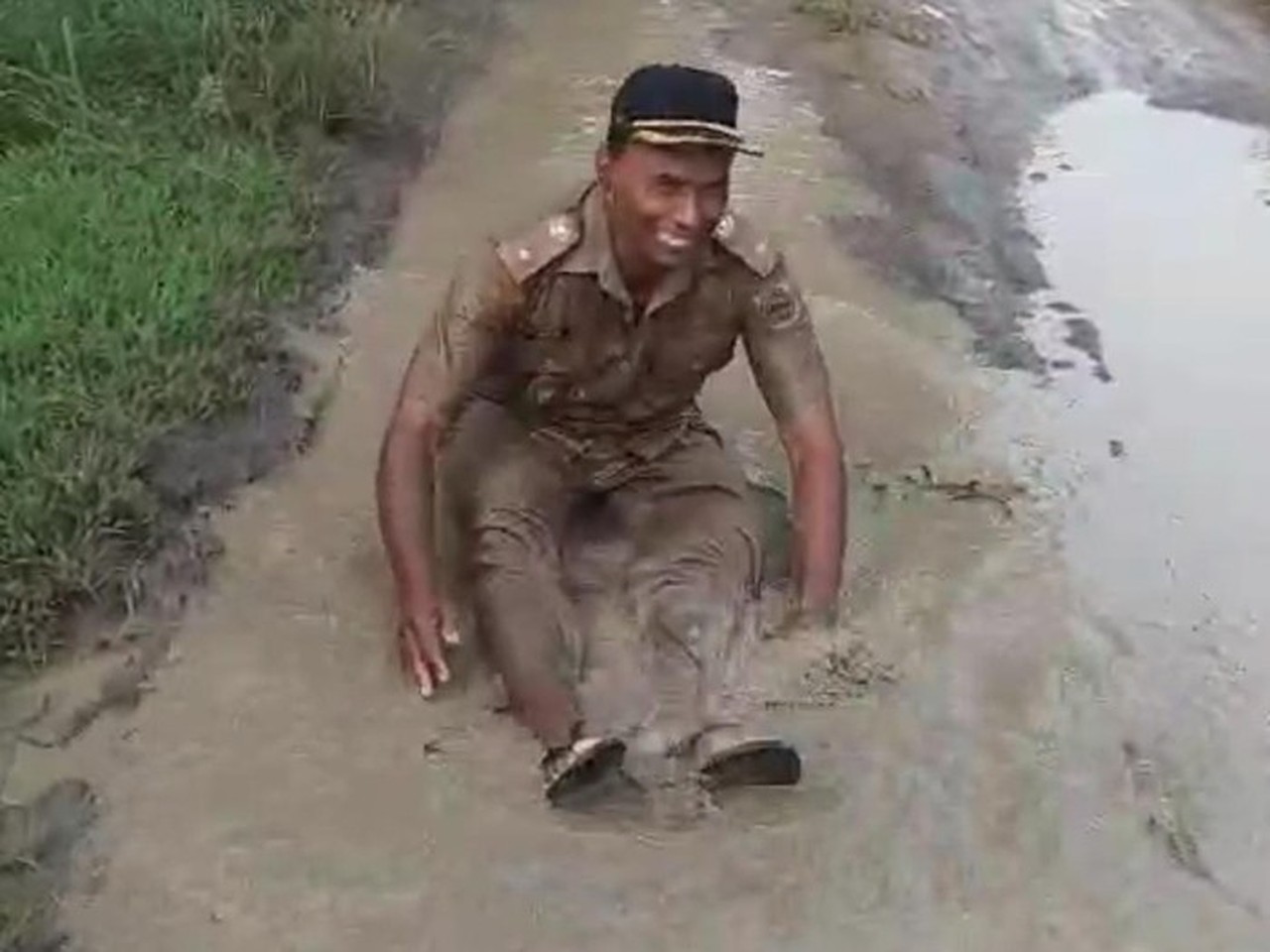 Kades Sragen Mandi Lumpur di Jalan Rusak, Protes Keterlambatan Perbaikan