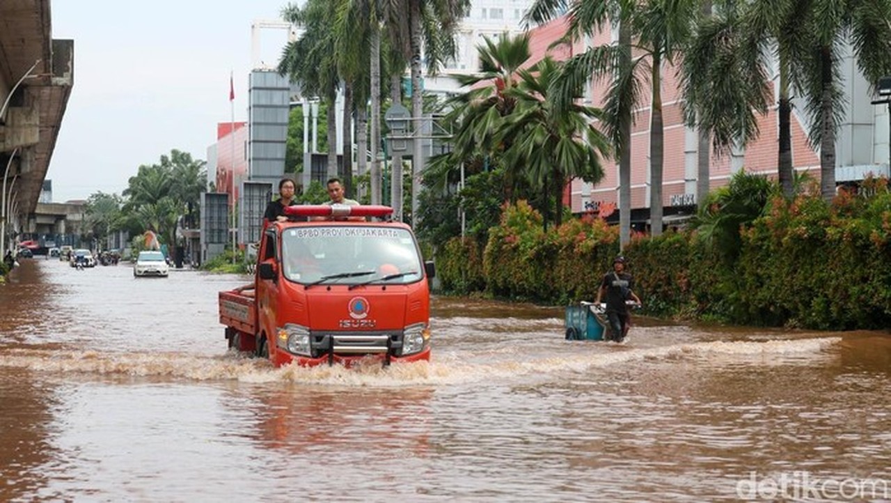 Banjir Jakarta Utara: 4 RT dan 12 Ruas Jalan Masih Terendam Akibat Hujan Deras