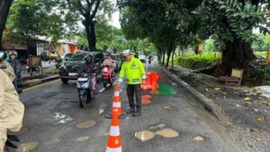 Jalan Juanda Depok Berlubang Parah, Sejumlah Pemotor Jatuh, Polisi Pasang Peringatan