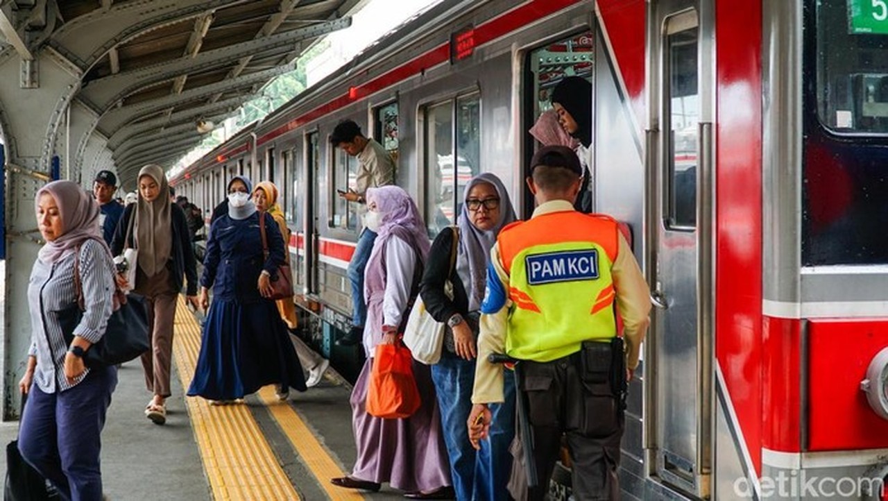 Genangan Air di Depo Jakarta Kota Sebabkan Keterlambatan Perjalanan KRL Jabodetabek Genangan Air di Depo Jakarta Kota Sebabkan Keterlambatan Perjalanan KRL Jabodetabek